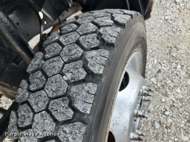 image for item MW9548 2000 Ford F550 Super Duty XL  flatbed truck