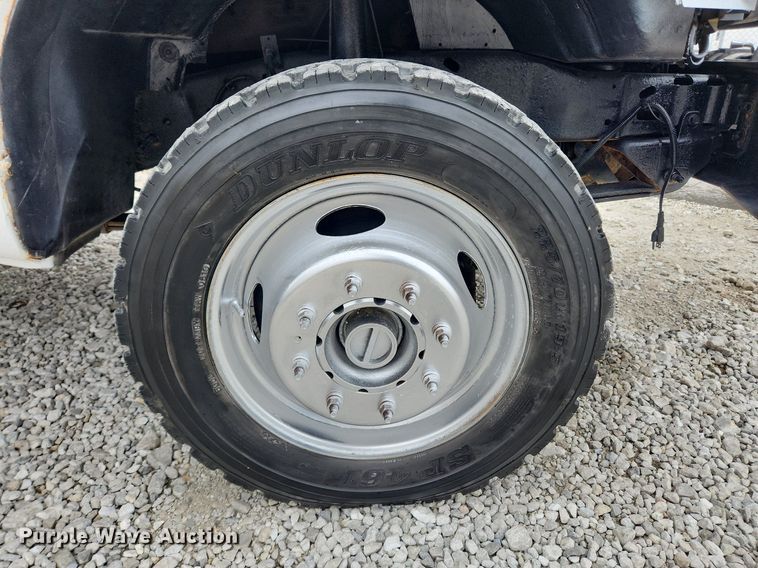 image for item MW9548 2000 Ford F550 Super Duty XL  flatbed truck