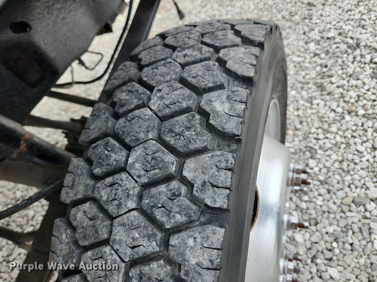 image for item MW9548 2000 Ford F550 Super Duty XL  flatbed truck