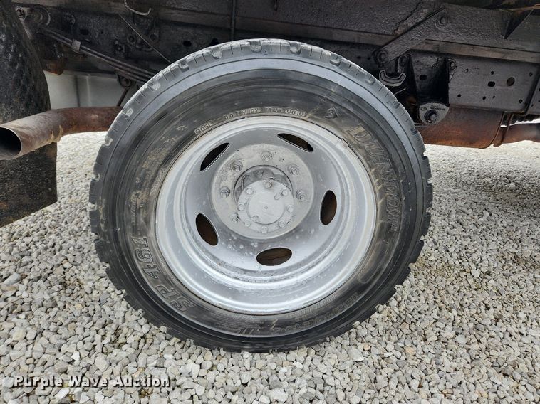 image for item MW9548 2000 Ford F550 Super Duty XL  flatbed truck