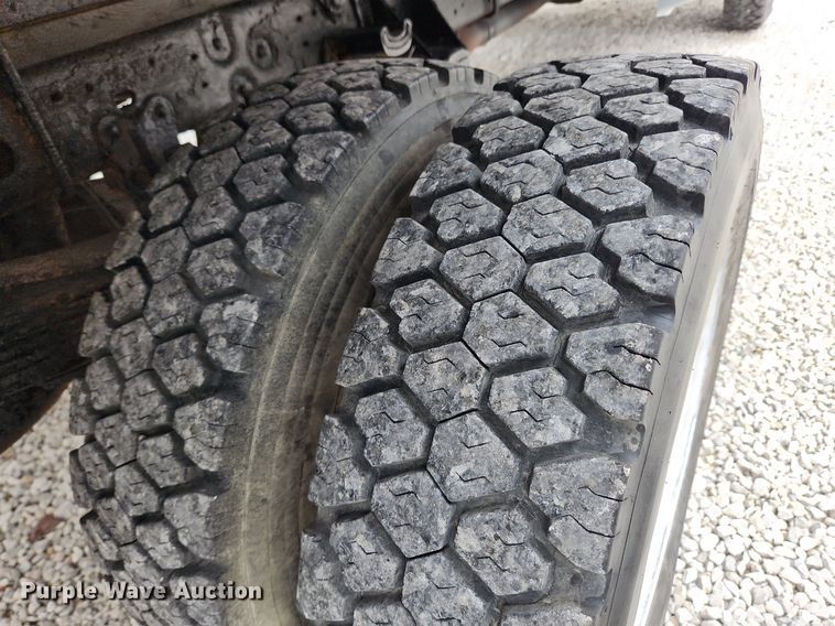 image for item MW9548 2000 Ford F550 Super Duty XL  flatbed truck