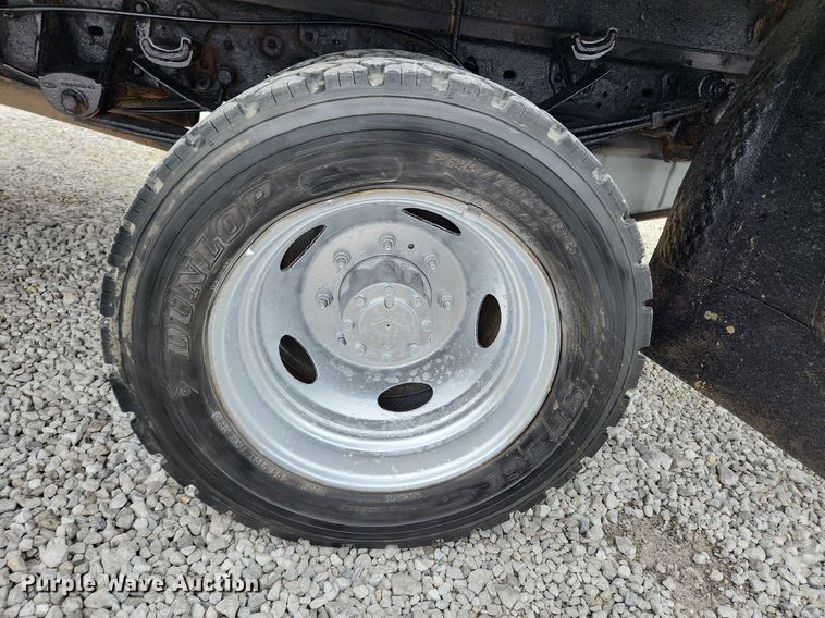 image for item MW9548 2000 Ford F550 Super Duty XL  flatbed truck