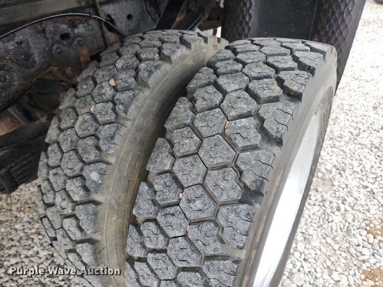 image for item MW9548 2000 Ford F550 Super Duty XL  flatbed truck