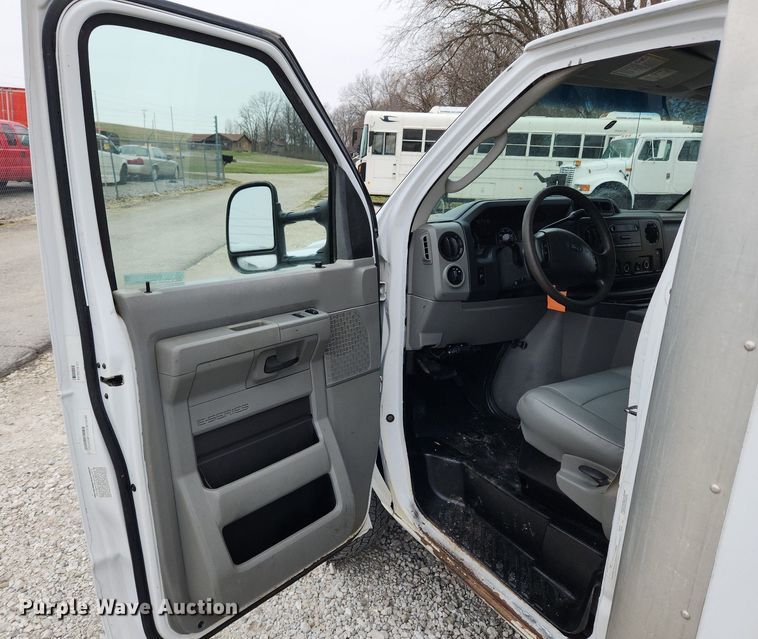 image for item MW9551 2013 Ford E450 Super Duty  box truck