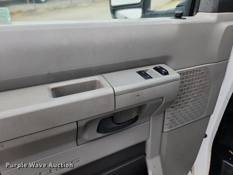 image for item MW9551 2013 Ford E450 Super Duty  box truck