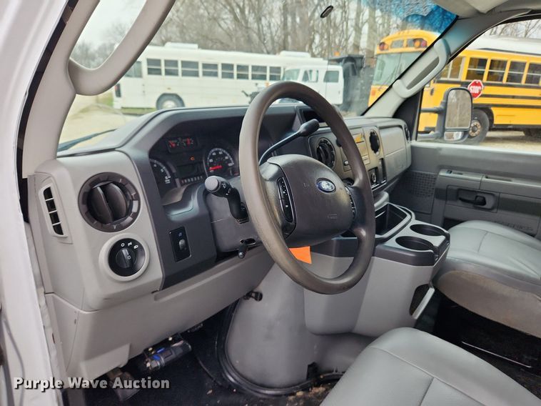 image for item MW9551 2013 Ford E450 Super Duty  box truck