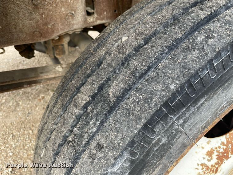 image for item MY9232 1999 Ford F550 Super Duty  flatbed truck