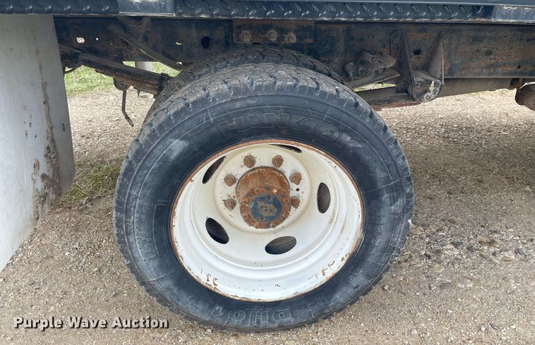 image for item MY9232 1999 Ford F550 Super Duty  flatbed truck