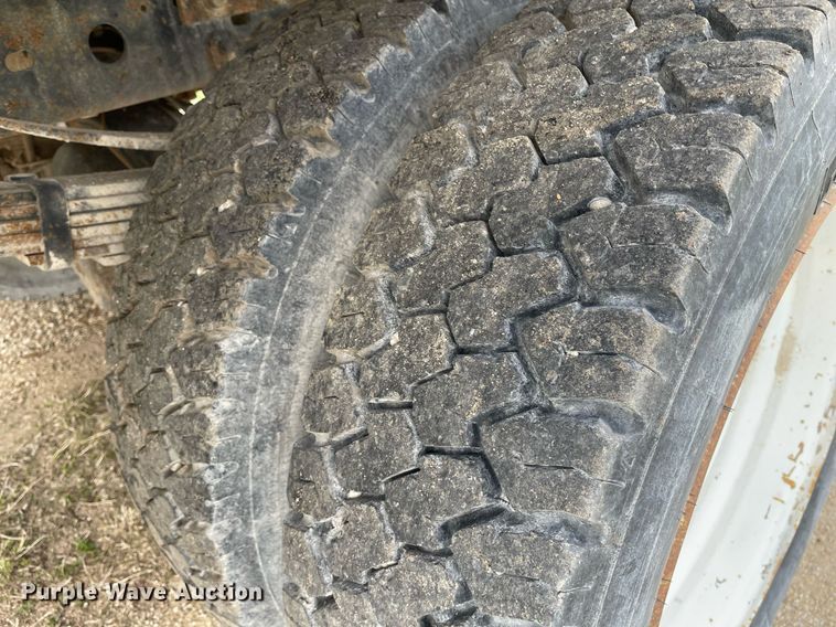 image for item MY9232 1999 Ford F550 Super Duty  flatbed truck