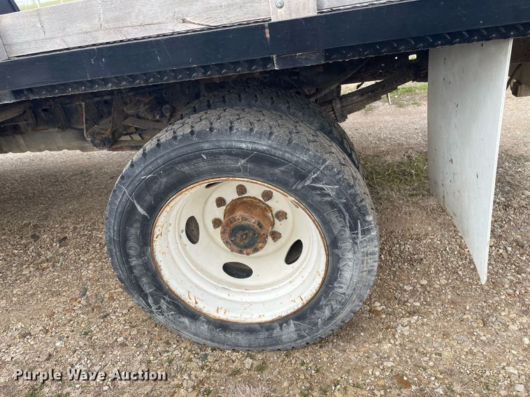 image for item MY9232 1999 Ford F550 Super Duty  flatbed truck