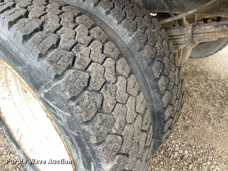 image for item MY9232 1999 Ford F550 Super Duty  flatbed truck