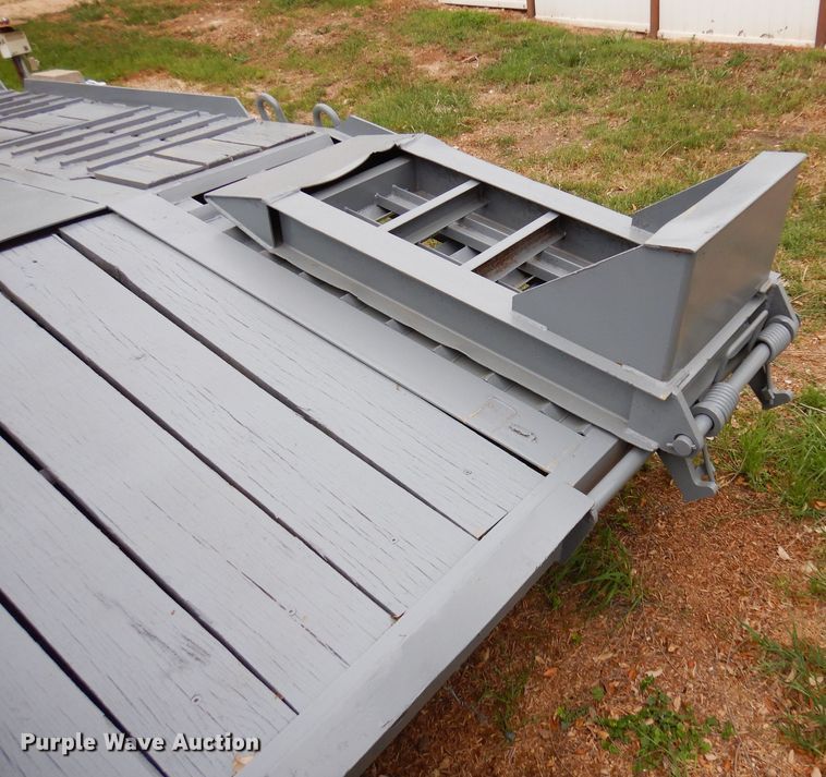 image for item DJ0827 1999 Interstate 40DLA  equipment trailer