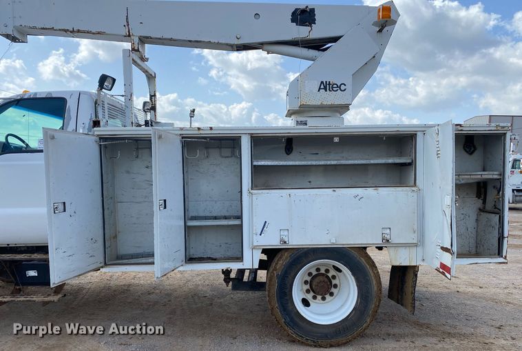 image for item DL7138 2000 Ford F650 Super Duty  bucket truck