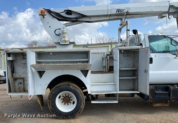 image for item DL7138 2000 Ford F650 Super Duty  bucket truck