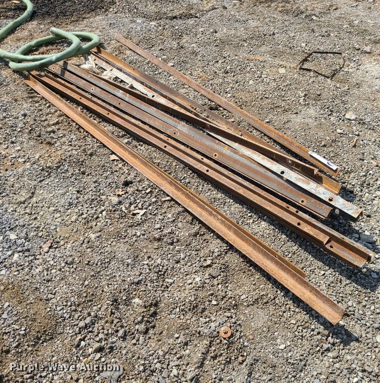 image for item DM4956 Approximately 15 pieces of angle iron
