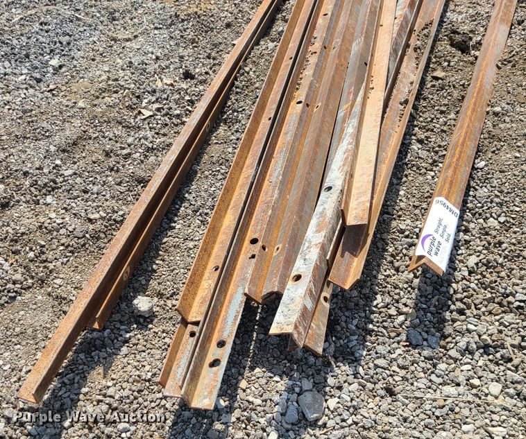 image for item DM4956 Approximately 15 pieces of angle iron