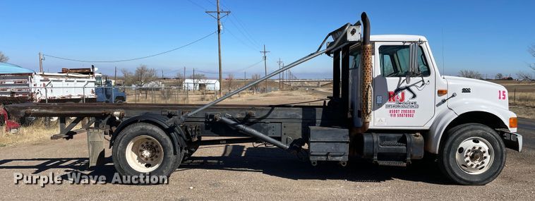 image for item DN4579 1997 International 4900  roll-off container truck