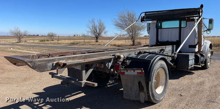 image for item DN4579 1997 International 4900  roll-off container truck