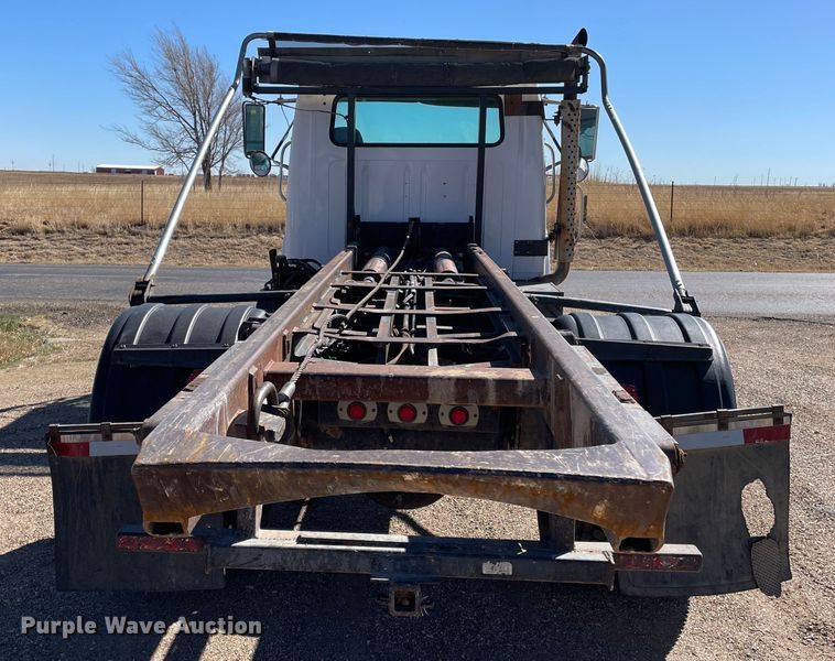 image for item DN4579 1997 International 4900  roll-off container truck