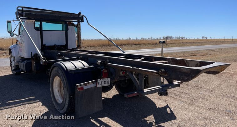 image for item DN4579 1997 International 4900  roll-off container truck