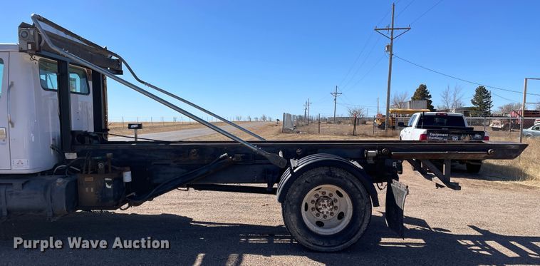 image for item DN4579 1997 International 4900  roll-off container truck