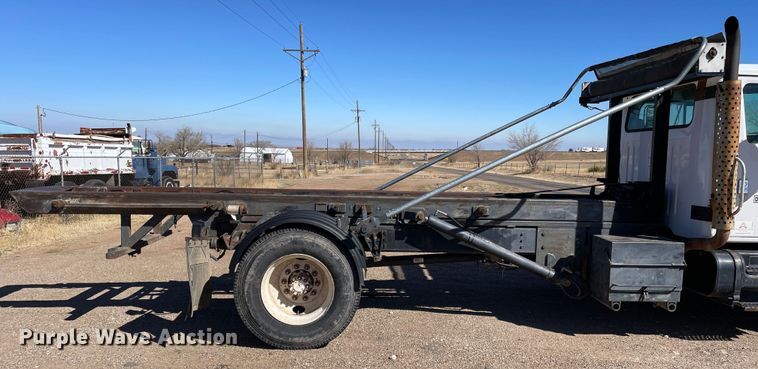 image for item DN4579 1997 International 4900  roll-off container truck