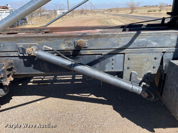 image for item DN4579 1997 International 4900  roll-off container truck