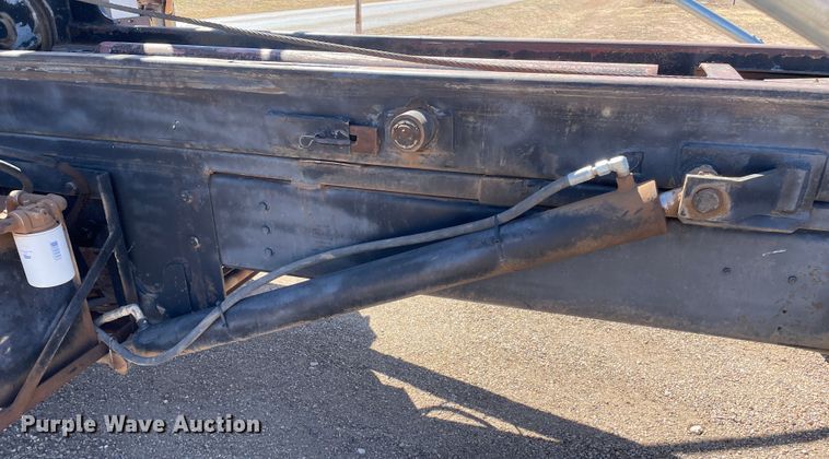 image for item DN4579 1997 International 4900  roll-off container truck