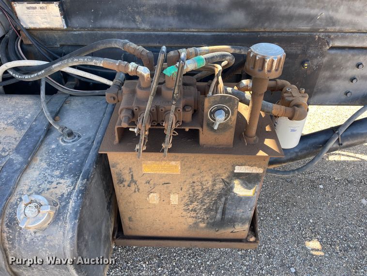 image for item DN4579 1997 International 4900  roll-off container truck