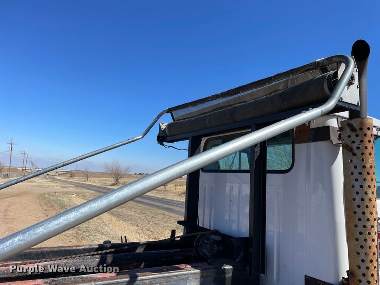 image for item DN4579 1997 International 4900  roll-off container truck