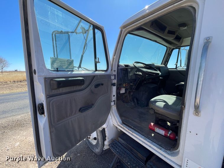 image for item DN4579 1997 International 4900  roll-off container truck