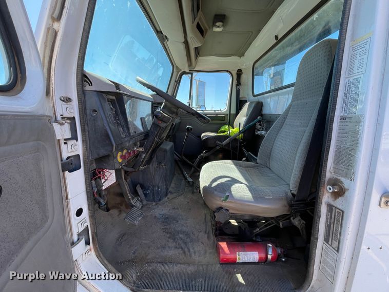 image for item DN4579 1997 International 4900  roll-off container truck