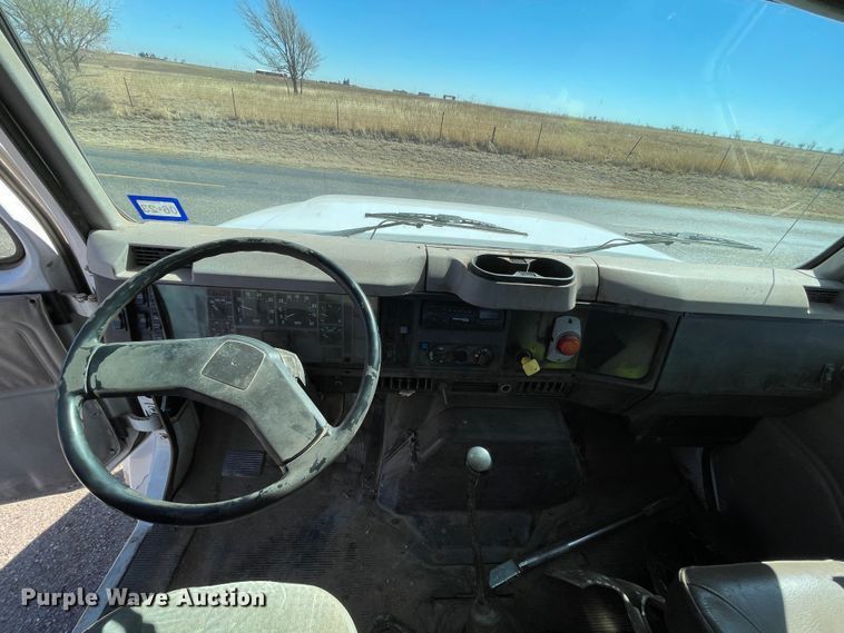 image for item DN4579 1997 International 4900  roll-off container truck