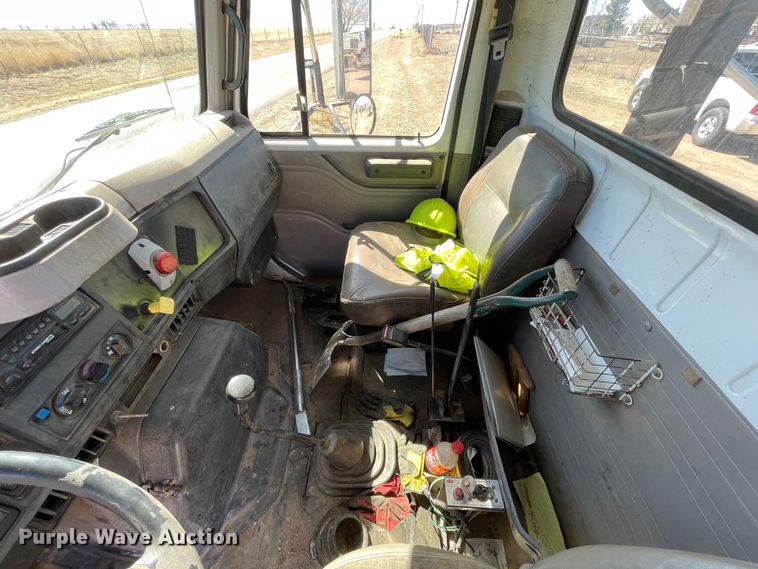 image for item DN4579 1997 International 4900  roll-off container truck