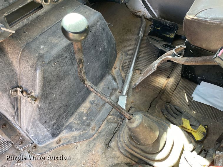 image for item DN4579 1997 International 4900  roll-off container truck