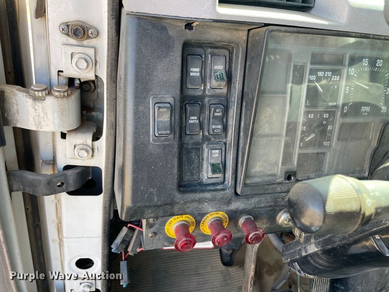 image for item DN4579 1997 International 4900  roll-off container truck