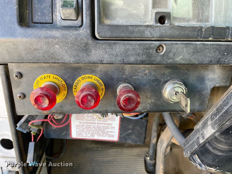 image for item DN4579 1997 International 4900  roll-off container truck