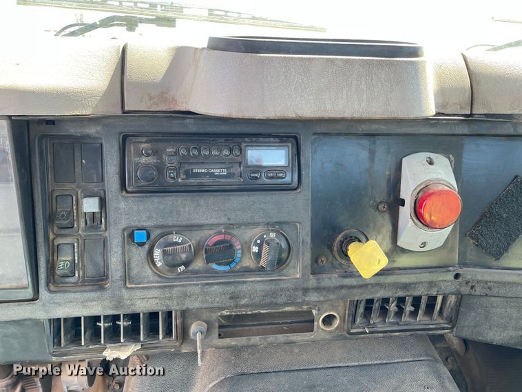 image for item DN4579 1997 International 4900  roll-off container truck