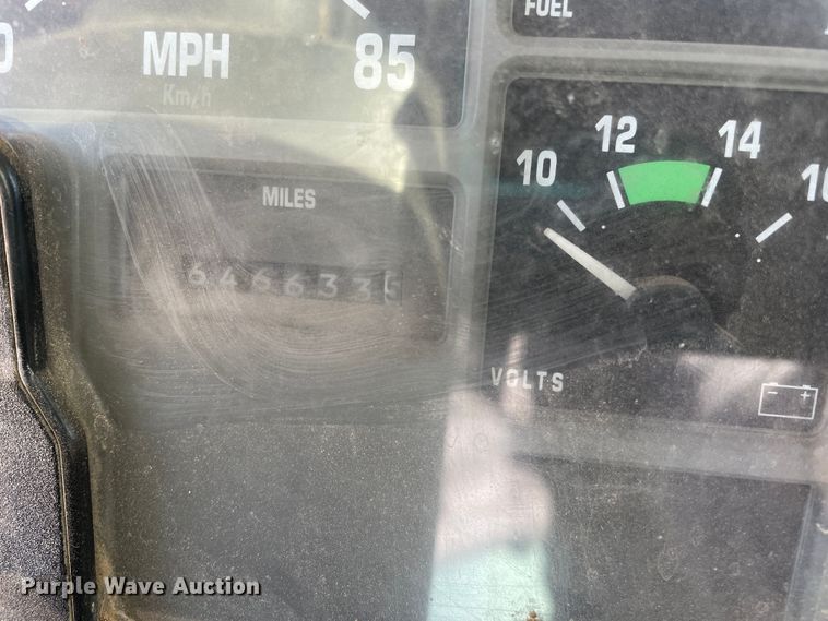 image for item DN4579 1997 International 4900  roll-off container truck