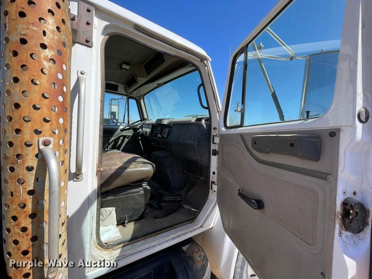 image for item DN4579 1997 International 4900  roll-off container truck