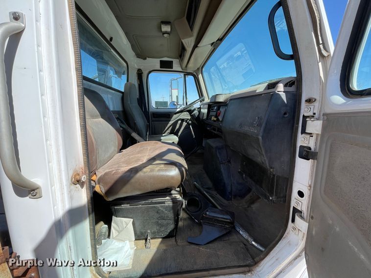 image for item DN4579 1997 International 4900  roll-off container truck