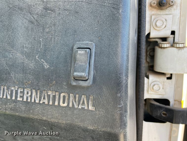 image for item DN4579 1997 International 4900  roll-off container truck