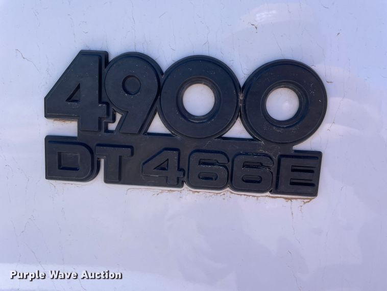 image for item DN4579 1997 International 4900  roll-off container truck