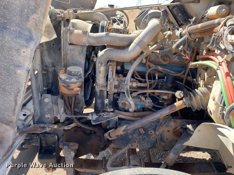 image for item DN4579 1997 International 4900  roll-off container truck