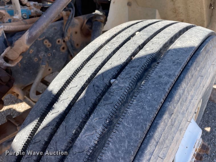 image for item DN4579 1997 International 4900  roll-off container truck