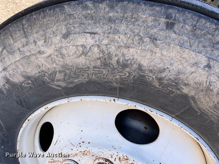 image for item DN4579 1997 International 4900  roll-off container truck