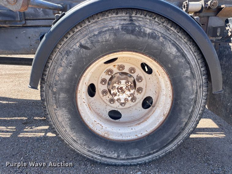 image for item DN4579 1997 International 4900  roll-off container truck