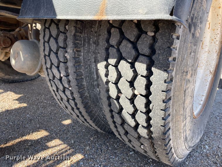 image for item DN4579 1997 International 4900  roll-off container truck