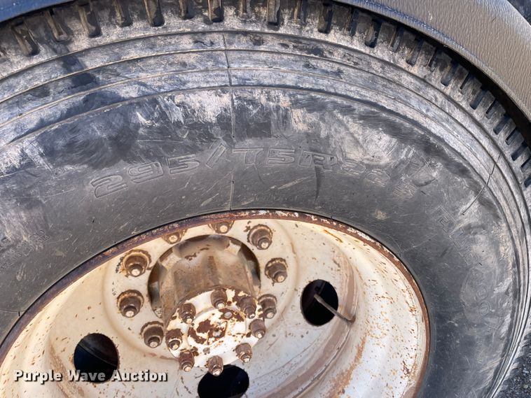 image for item DN4579 1997 International 4900  roll-off container truck