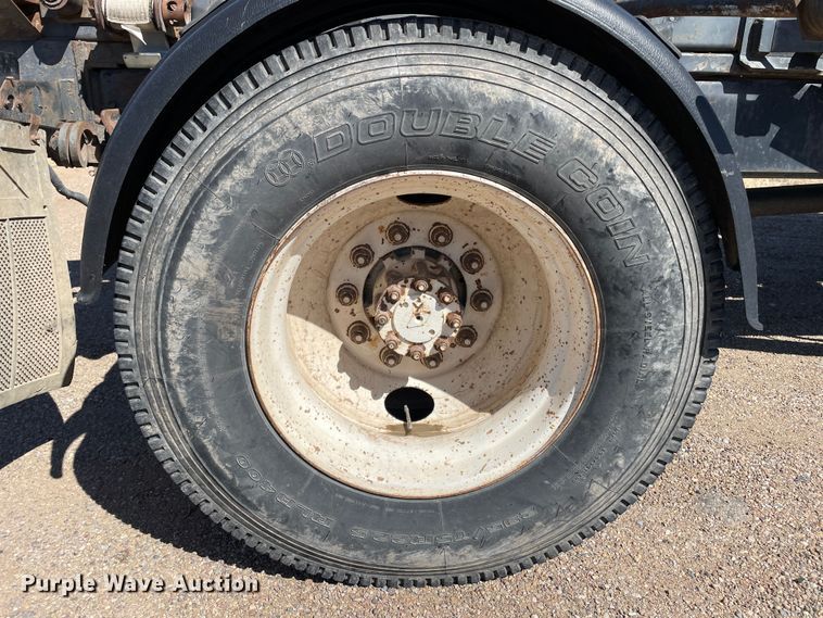 image for item DN4579 1997 International 4900  roll-off container truck